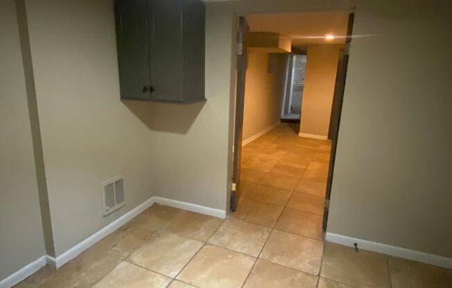 1 bed, 1 bath, $1,300, Unit 1521 Park Ave R -1R