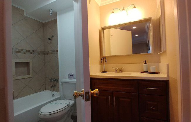 2 beds, 2 baths, 910 sqft, $2,850, Unit 203