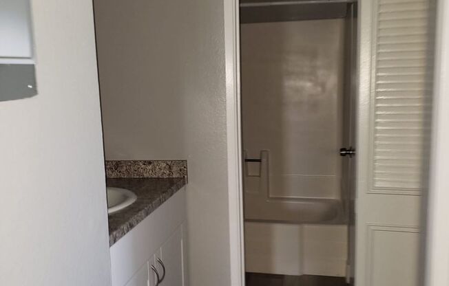 3 beds, 1 bath, 890 sqft, $1,675, Unit 505 H1