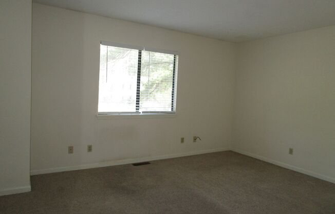 2 beds, 1.5 baths, 1,000 sqft, $950, Unit 690a