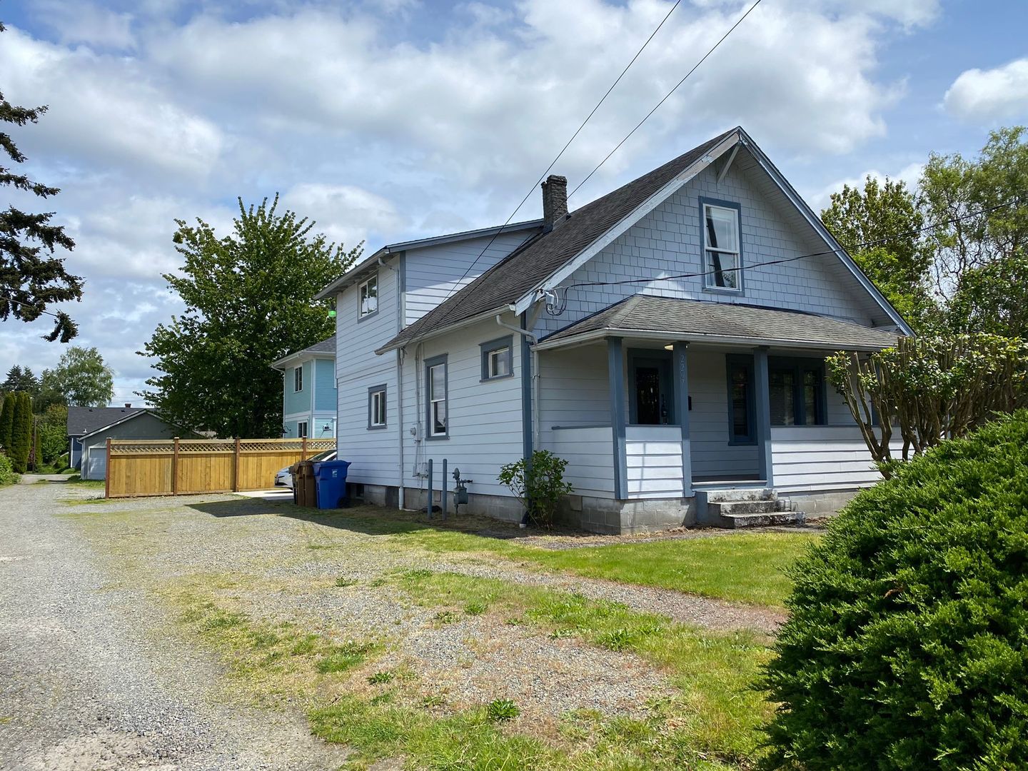 Beautiful house in Tacoma with new granite countertops and hardwood flooring!