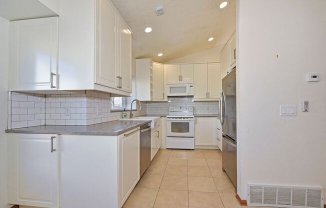 Updated 3bed 3bath home in D20 Schools!