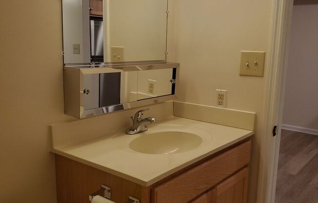 2 beds, 1 bath, $1,350, Unit Apt. Q