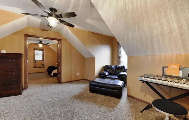 Woodbury, Stylish & Spacious Home Near Shops, Dining & Community Amenities!