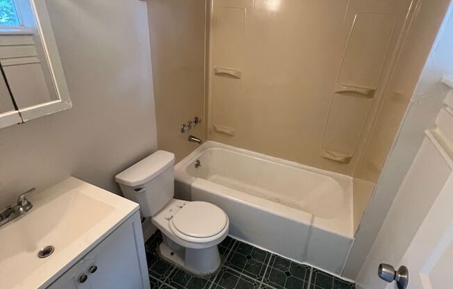 3 beds, 1 bath, $950