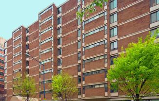 Superb studio with great kitchen roof top pool in Logan Circle! Utilities Included!