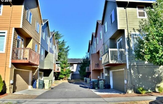 Bright Beaverton Townhome with Spacious Living Areas, Decorative Fireplace & Functional Kitchen