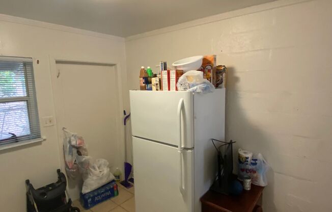 CUTE 2/1 Townhouse w/ Tile Floors Throughout, Walk to FSU and Nightlife! $875/month Available in April!!