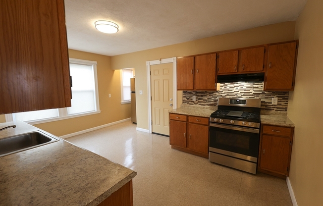 3 beds, 1 bath, 1,100 sqft, $2,850, Unit 2