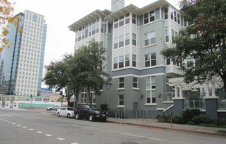 Downtown Oakland Secured access Condo with 2 Bth, Close to Bart.