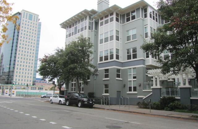 Downtown Oakland Secured access Condo with 2 Bth, Close to Bart.