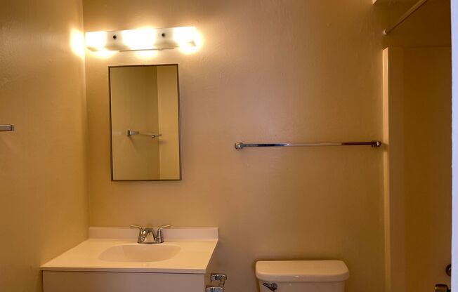 Charming 3Bdm 2Ba Single Story Townhome