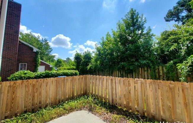 5042 LAMPPOST CIR