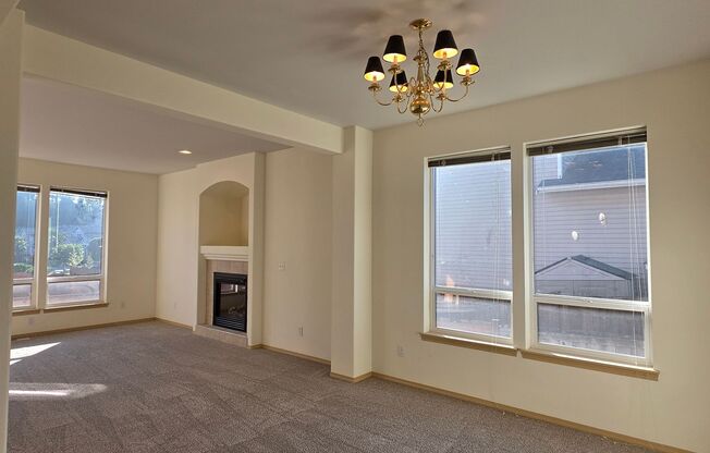 Large 4 Bedroom 2.5 bathroom Single Family Home in Larch Way Neighborhood, Lynnwood $3600 per/mo
