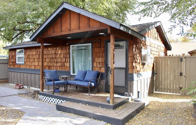 Furnished 1 BR / 1 BA cottage near downtown Redmond and Dry Canyon Trail