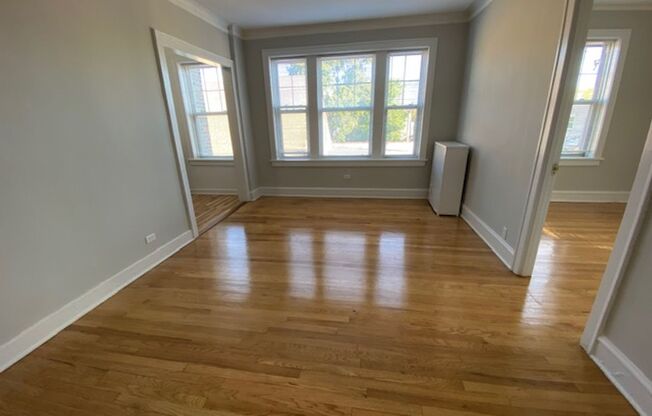 Corner 1BR on Elmwood/Dempster! Heat Included - Train!