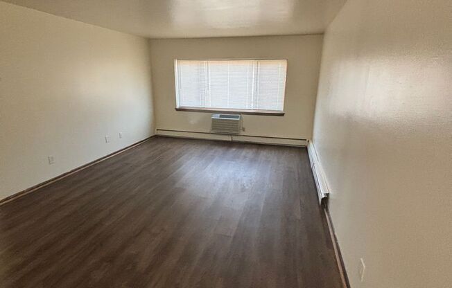 2 beds, 1 bath, 800 sqft, $999, Unit Custer-302