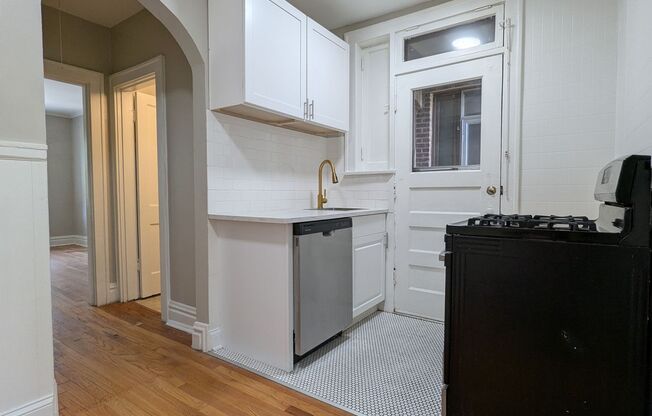 Move-In Special! Freshly Updated Southampton 1 Bedroom