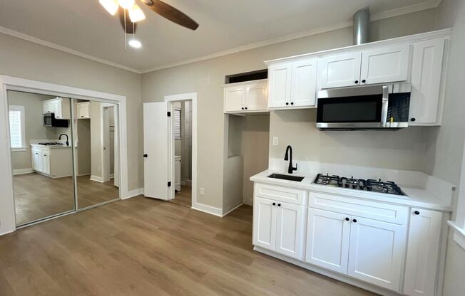 Studio, 1 bath, 326 sqft, $1,095, Unit 04