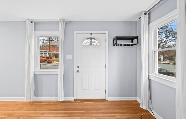 Bright 2BR/2BA Home with Private Backyard in Alexandria