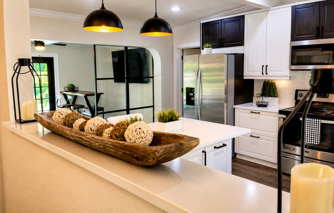 Beautiful Fully Furnished Pool Home in Winter Park x Rent with lots of services included in the rent !!!!  Close to Rollins College and Full Sail !!!