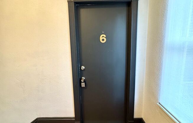 *Rare* Renovated 2 Bedroom 1 Free Parking Space Located Steps from Lake Eola, Downtown Orlando