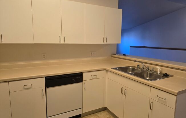 2 beds, 1 bath, 1,050 sqft, $1,269, Unit PL   7610