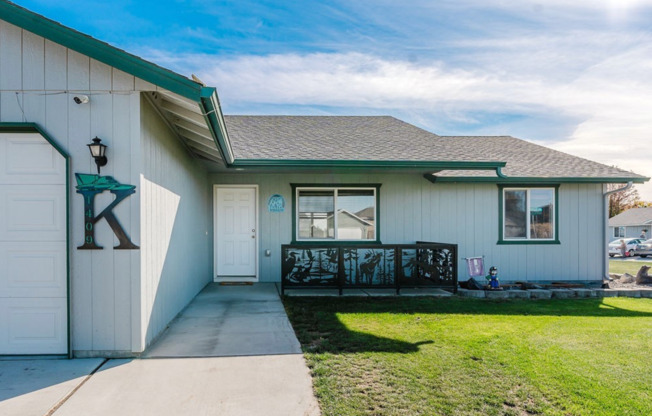 Corner Lot Home For Rent!