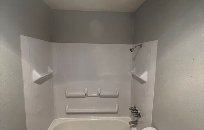 2 beds, 1 bath, 850 sqft, $1,495, Unit 05