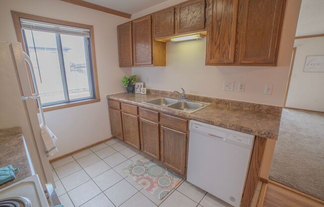 3 beds, 1 bath, 1,070 sqft, $995, Unit 1414-102