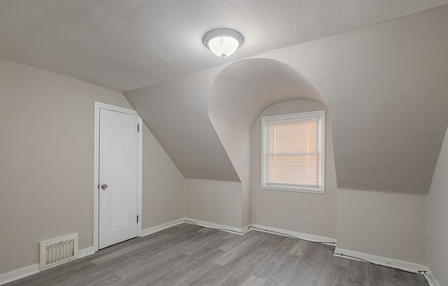 *** Bright 2 Bedroom Available Now with a Huge Yard!