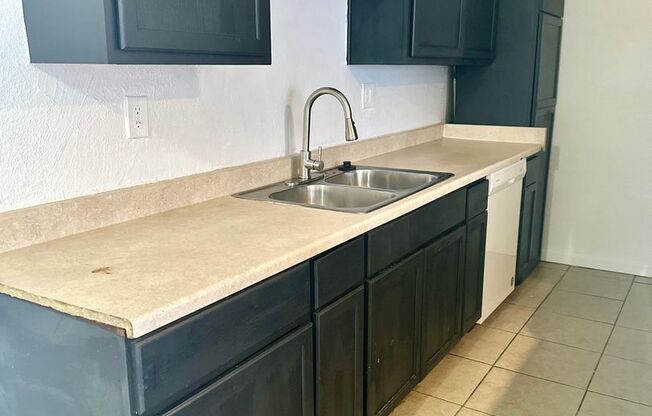 2 beds, 2 baths, 902 sqft, $1,195, Unit #140