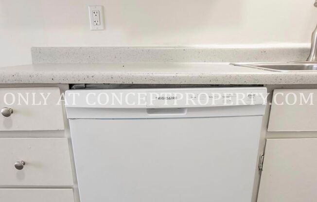 2 beds, 1 bath, 920 sqft, $1,299, Unit 30