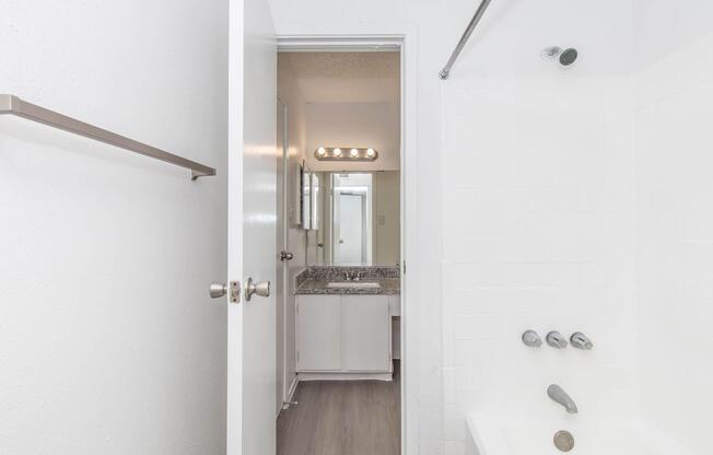 2 beds, 1.5 baths, 893 sqft, $995