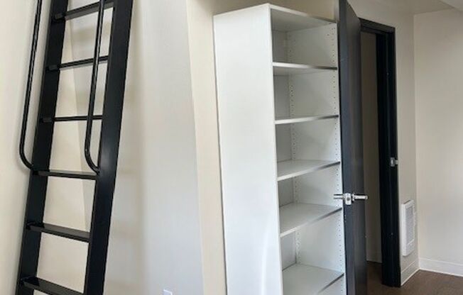 Studio, 1 bath, 220 sqft, $1,150, Unit B47