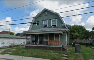 E 10th St