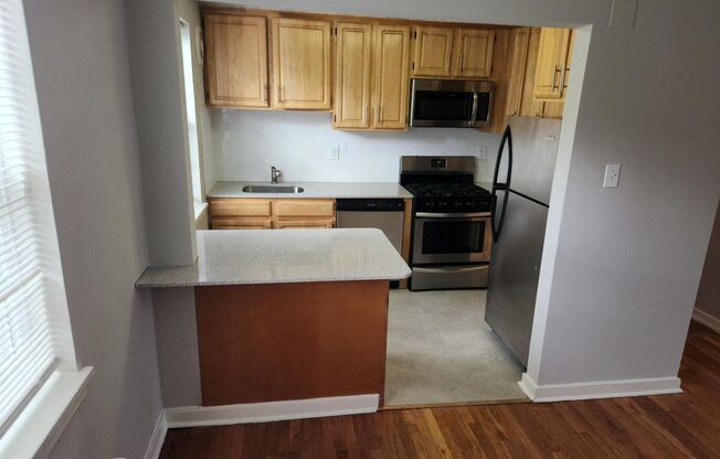 2 beds, 1 bath, 897 sqft, $2,275, Unit F-05