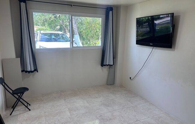 Studio in North Miami Beach Includes Utilities/ Estudio en North Miami Beach Incluye servicios públicos