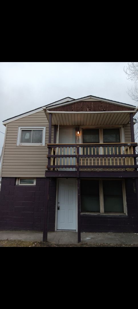 3 beds, 2 baths, $1,300, Unit Rear