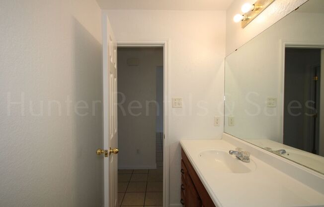 2 beds, 1 bath, $975, Unit Unit A