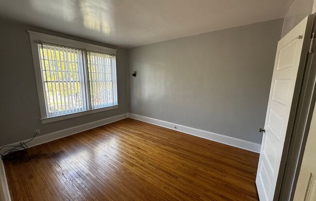 3 beds, 1 bath, $1,025, Unit 706