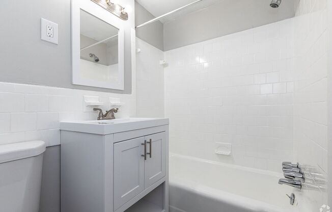 2 beds, 1 bath, 850 sqft, $1,570, Unit 3225-104