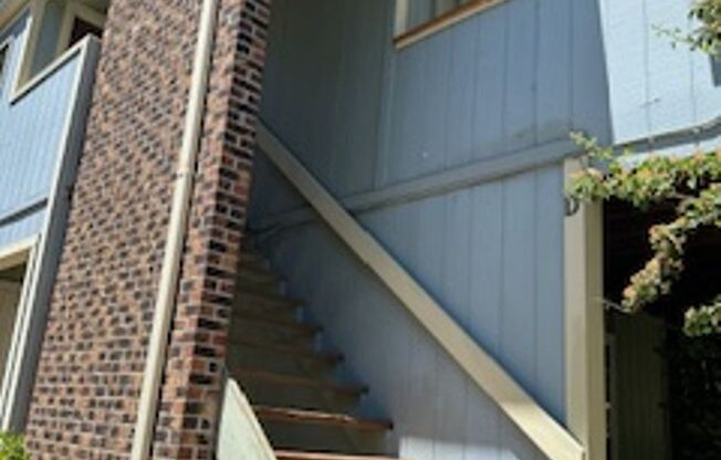 Charming 2 bed 1 bath Upper Level Condo in Lafayette! WATER/SEWER/TRASH INCLUDED