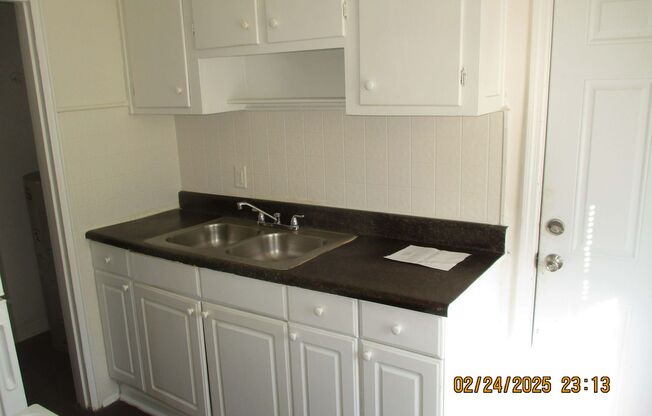 Great Apartment Complex in Radium Springs!!