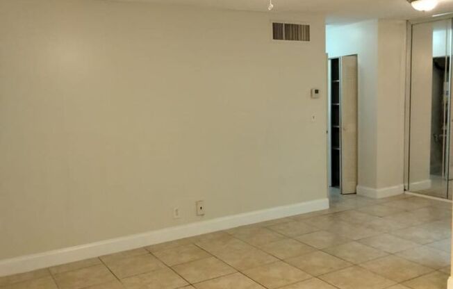 Large 1 Bed 1 Bath in Lauderdale Lakes