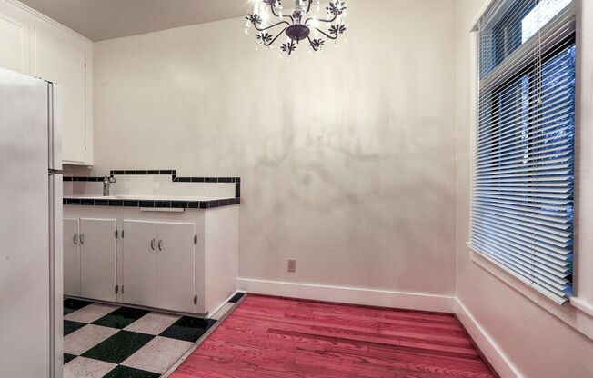 Studio, 1 bath, 425 sqft, $1,300, Unit 102