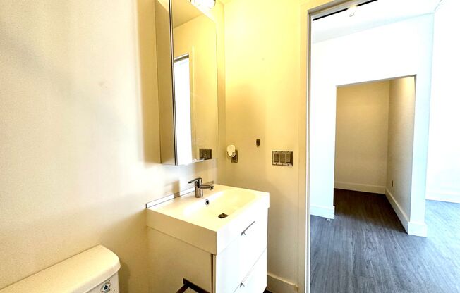 Studio, 1 bath, 500 sqft, $995, Unit 402-305