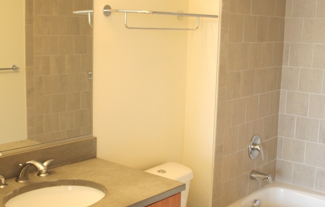 2 beds, 2 baths, 850 sqft, $3,900, Unit 203