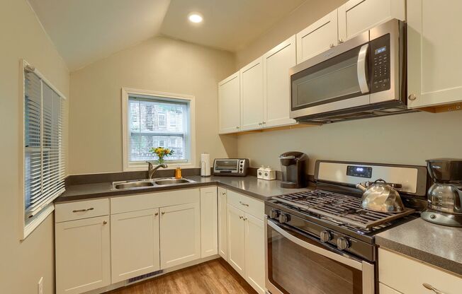 Quaint Home in Heart of Midtown