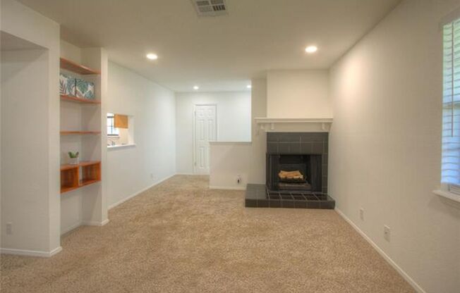 Beautiful 1 Bed, 1 Bath With 888 Square Feet Near Everything at 71st & Memorial!